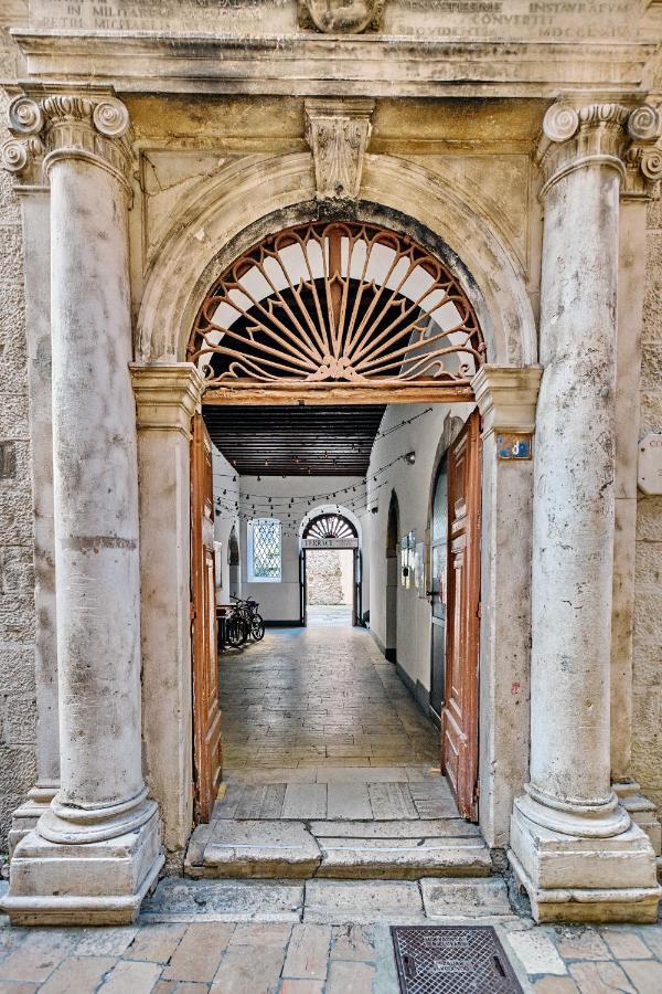 Lupino'S Gallery Apartment - Old Town Zadar Buitenkant foto